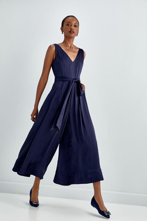 Una vez más Pedro del Hierro nos propone un mono en azul marino y estilo culotte. Precio:94 euros.