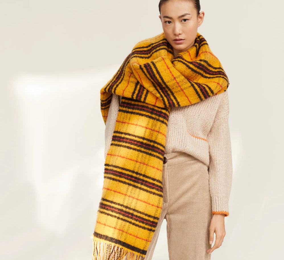 9. Bufandas maxi. Aunque los días de frío aún están lejos, las bufandas envolventes y amorosas están ya esperándonos en las tiendas. Este año tienen que ser muy muy grandes, como esta de Mango (25,99 euros).