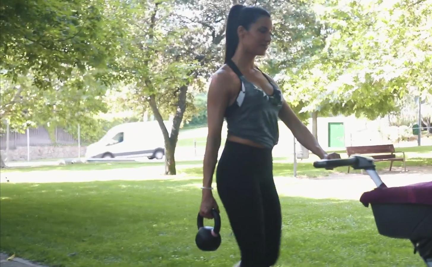 Este ejercicio es perfecto para cuando vamos a pasear a nuestro bebé. El hecho de caminar con el carrito ya implica para nuestro cuerpo una actividad física pero si a esta actividad le aportamos un peso en un solo lado como hace Pilar, aplicaremos un trabajo extra a nuestro cuerpo y la fuerza abdominal de ese peso no permitirá que modifiquemos nuestra postura. Trabaja la musculatura de las piernas, de la espalda, los brazos, antebrazos, hombros... Y lo mejor es que ¡lo puedes realizar con una simple bolsa de la compra!