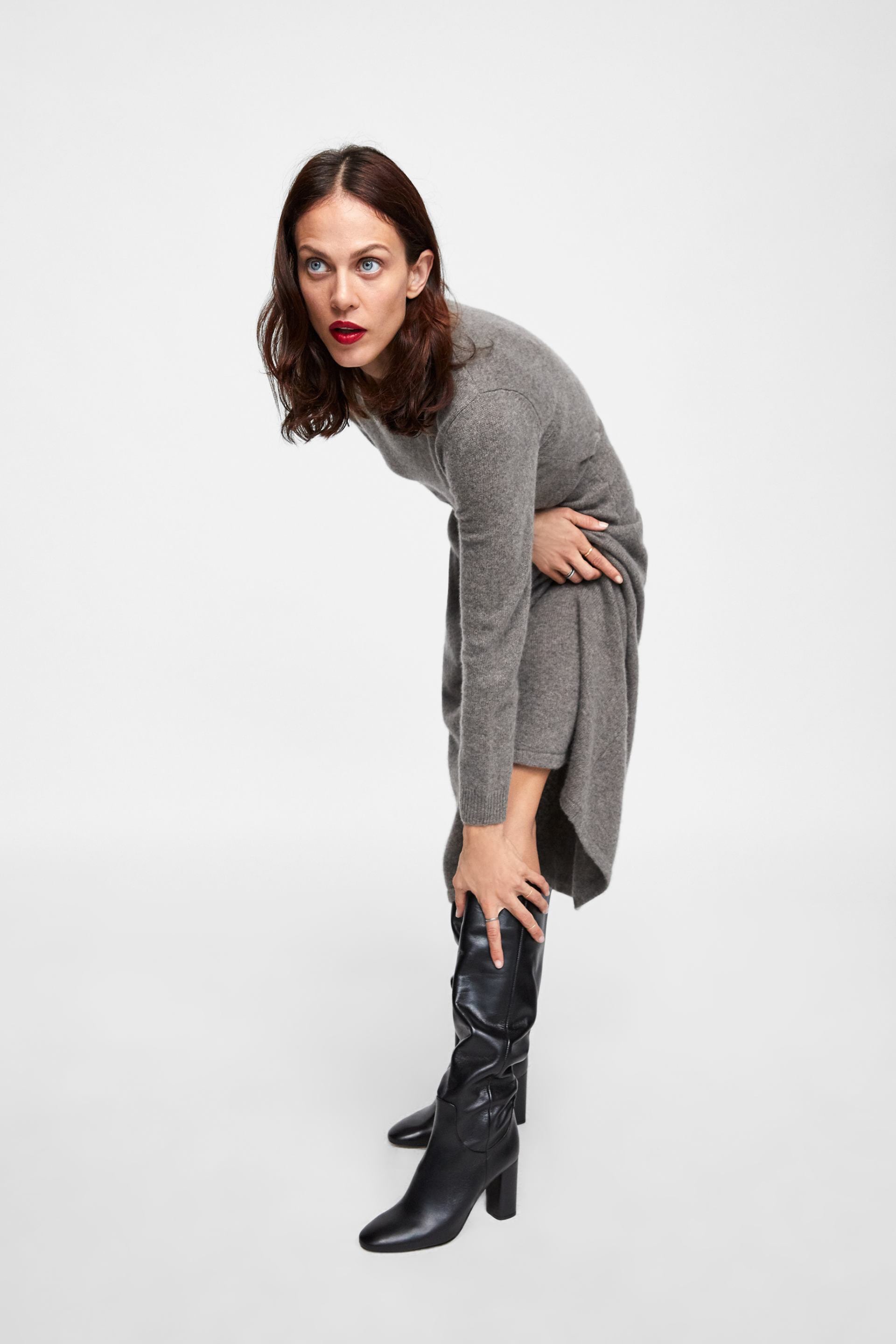 3. Botas altas. Todos los estilos de bota alta, desde mosquetero hasta la que llega a media pantorrilla, arrasan. Cuando más sententeras, mejor. Como estas de Zara en mútiples colores (99,95 euros).