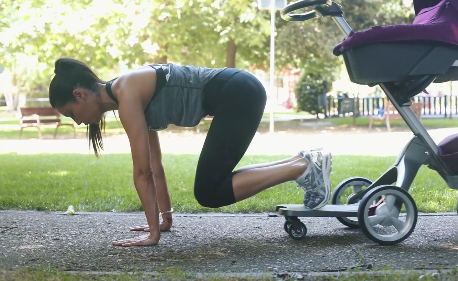 A continuación haz lo mismo flexionando y recogiendo las rodillas. Esta extensió y flexión es perfecta para trabajar la zona de los abdominales, de la cintura y de los gluteos. Si la parte inferior de tu carrito no es muy amplia también podrás realizar este ejercicio con ayuda de un TRX.