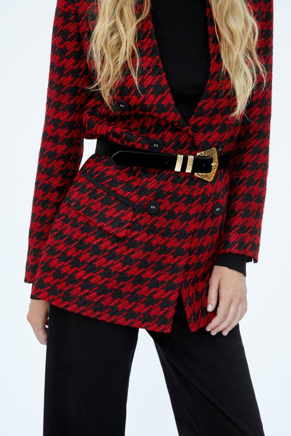 Como si fuera un look retro, chaqueta de pata de gallo en color y cinturón, todo de Zara.