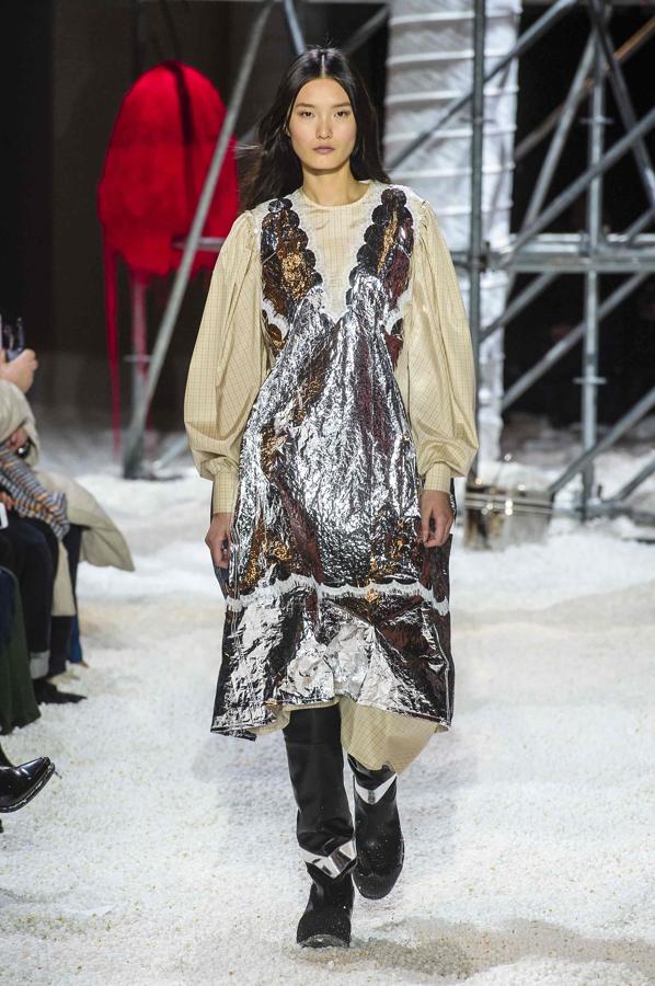 Plata brillante: Calvin Klein.