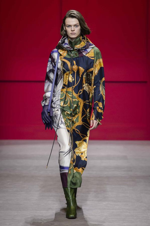 Estampado de pañuelo: Salvatore Ferragamo.  ¿Quieres saber cómo llevarlo?