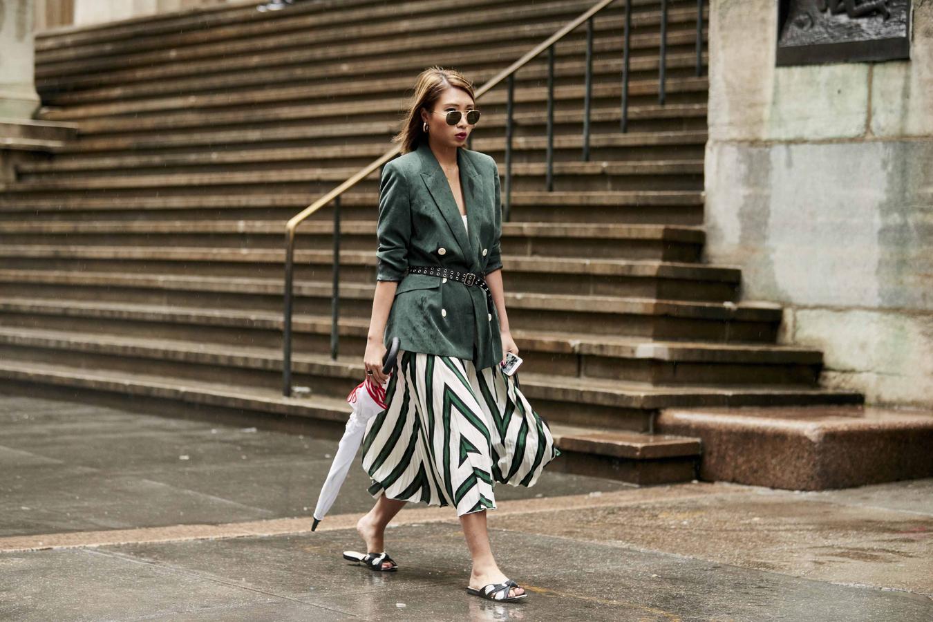 Una de las opciones perfectas para el otoño es esta. Llévala con una falda plisada y quedará así de bien. Para darle un toque más cañero, apuesta por un cinturón con perforaciones o tachuelas.