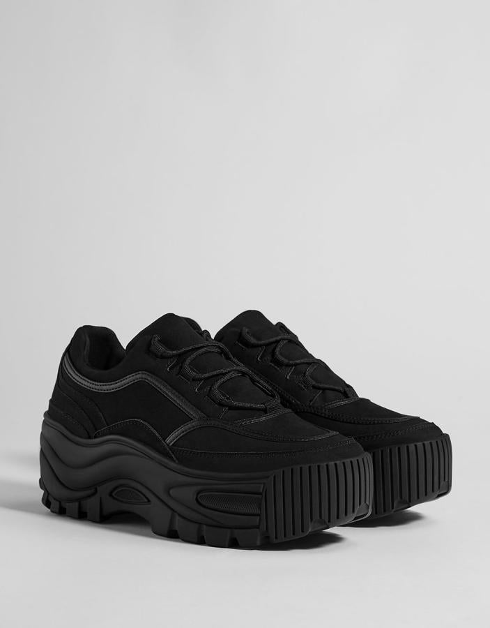 'Sneakers' con plataforma y en color negro, 39,99 euros.