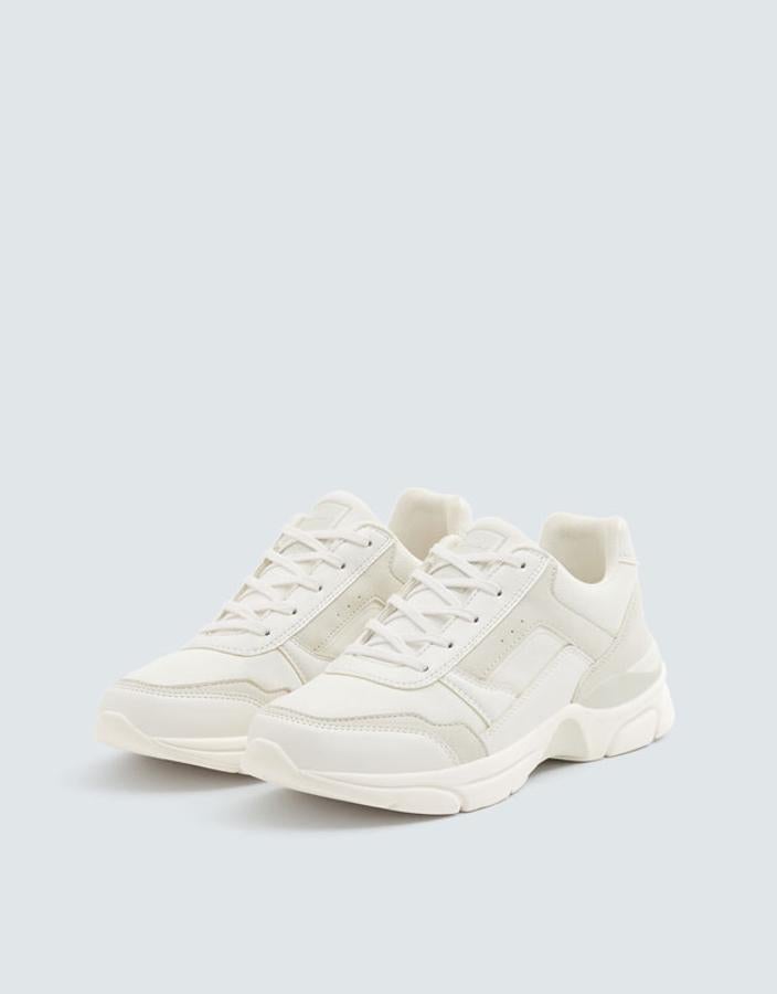 'Sneakers' en color blanco y con cordones, 35,99 euros.