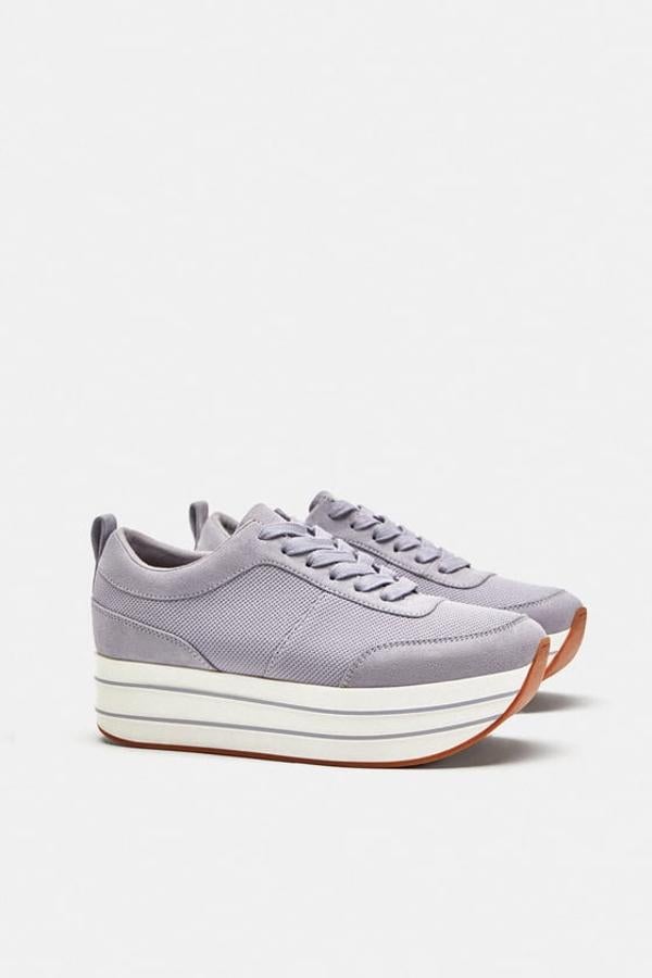 'Sneakers' con plataforma y en color azul celeste, 35,95 euros.