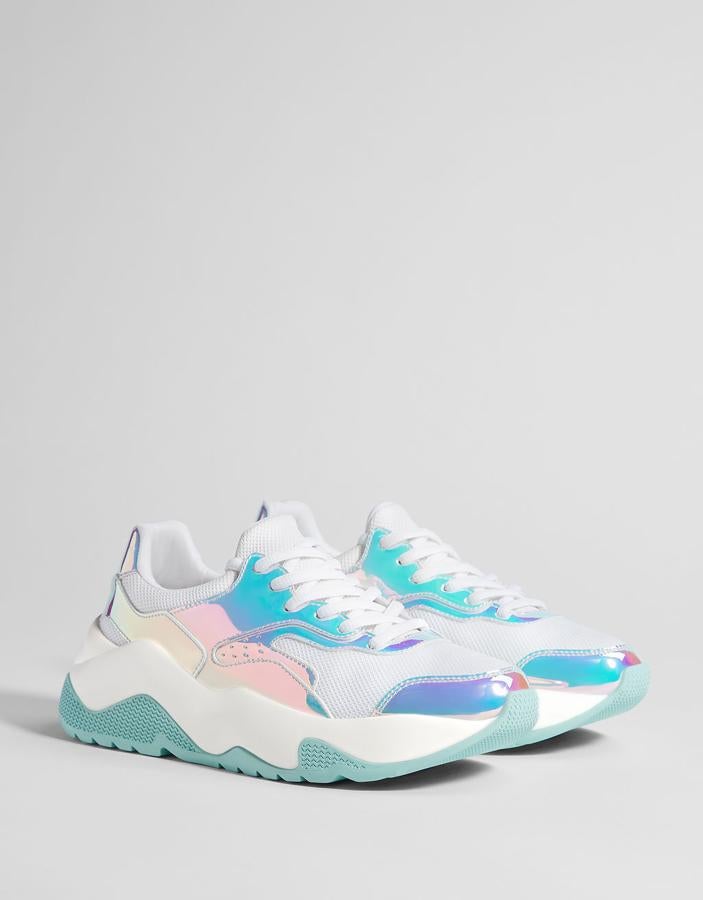 Deportivas con plataforma y detalles en color plata, 35,99 euros.