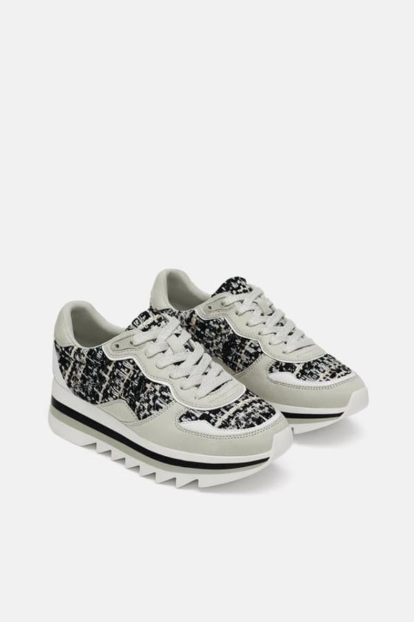 Deportivas modelo 'Tweed' en color gris y con detalles de contraste, 35,95 euros.