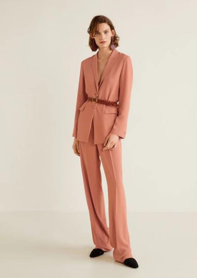 A los trajes también se les puede dar una nueva vida ajustando la cintura de la chaqueta. Este es de Mango.