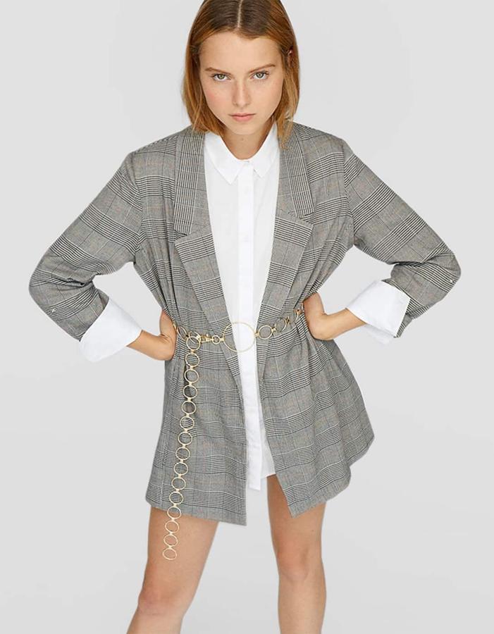 Americana fluida con estampado de cuadros, 25,99 euros.