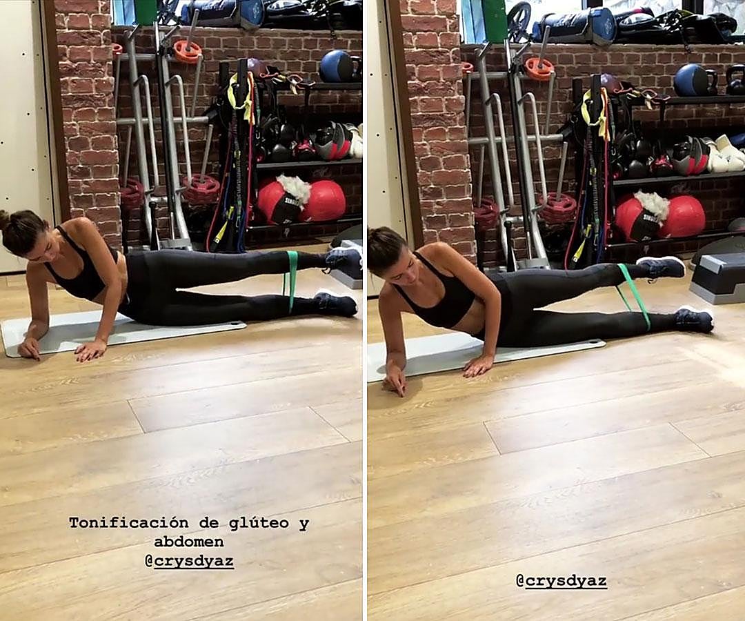 Con este ejercicio Alexandra Pereira consigue tonificar al máximo glúteos y abdomen. Para realizarlo deberás ayudarte de una goma. En este caso ella hace 20 movimientos cortos laterales + 10 largos y 20 cortos hacia atrás + 10 cortos hacia atrás ¡Bien! Ahora lo mismo con la otra pierna y ¡listo!