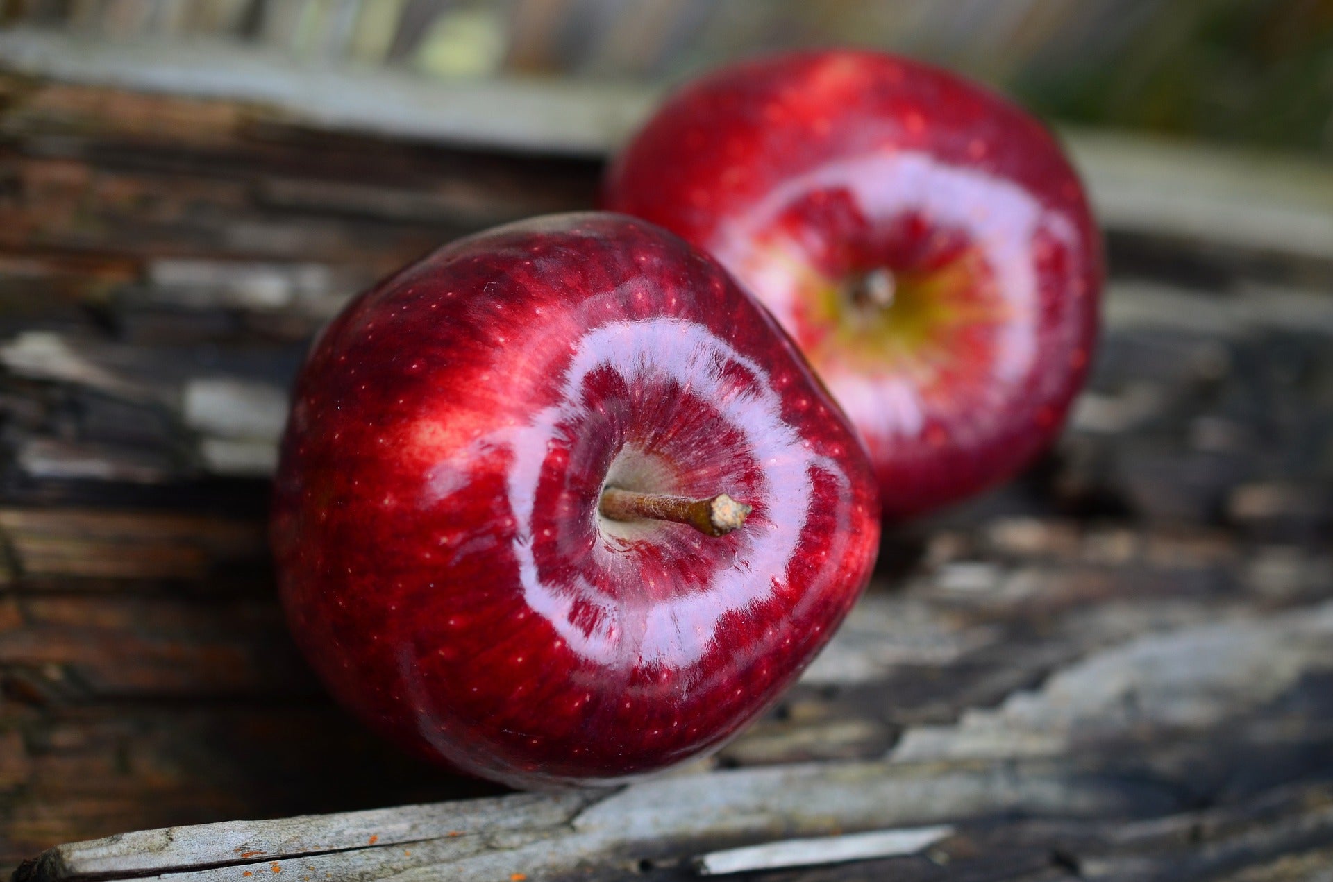 La manzana roja encerada, esa que parece tan bonita y lustrosa en la frutería está rociada con una cera resinosa que se usa como antiaglomerante y que contiene el agente de recubrimiento E-904. Este se extrae de los excrementos de los llamados "gusanos de la laca". Para conocer la procedencia de algunos de estos agentes, es útil consultar la web Aditivos Alimentarios.