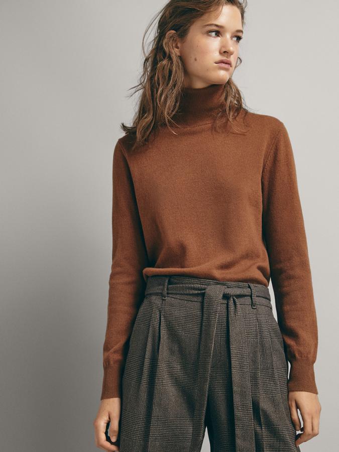 Otro básico que no puede faltar en tu fondo de armario: un jersey de cuello vuelto marrón chocolate como este de Massimo Dutti (49 euros) que te pondrás con absolutamente todo.