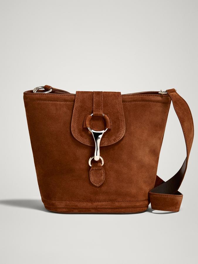 Este bolso en serraje marrón chocolate de Massimo Dutti (129 euros) es un 'it bag' atemporal que todas deberíamos tener en nuestro armario.