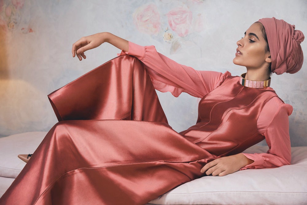 La muestra (hasta el 6 de enero de 2019) no rehúye la polémica: incluye las controvertidas prendas deportivas musulmanas, debate sobre el denostado burkini y reserva un lugar para las protestas feministas en países islámicos. (Campaña de Brian Daly para las tiendas argelinas The Modist).