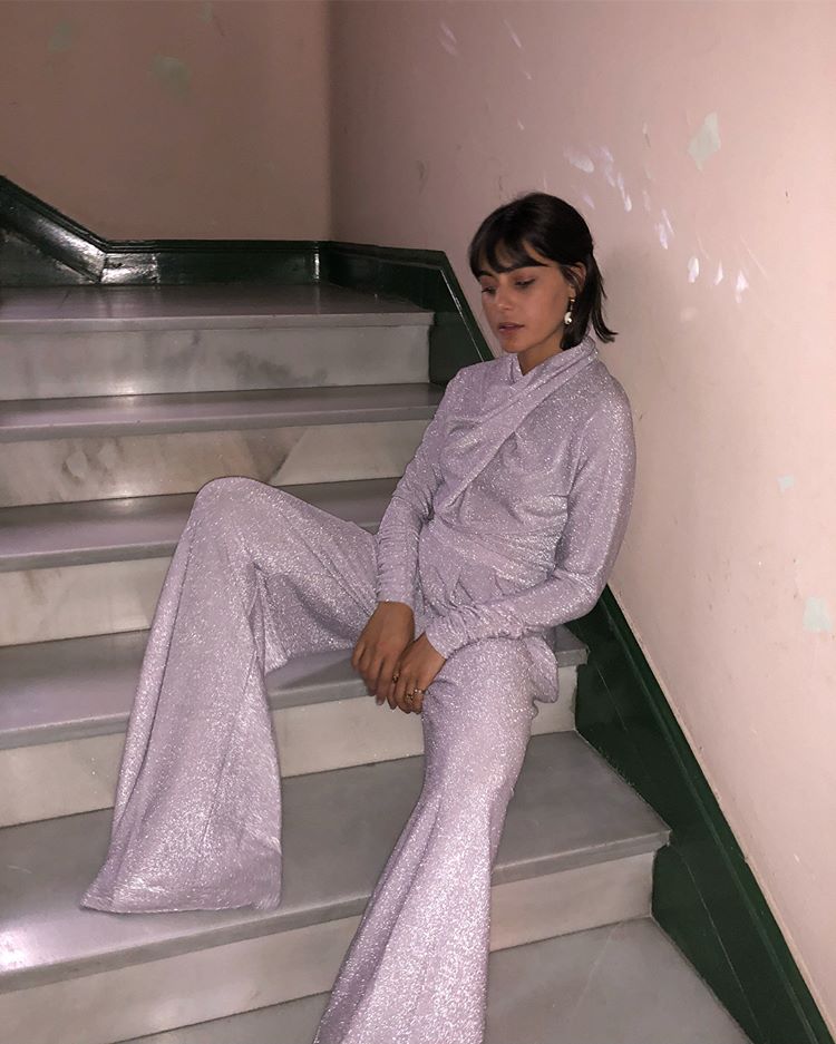 En Uterqüe. Todavía no ha llegado a la tienda, pero la fantástica María Bernad nos muestra ya este mono rosa totalmente destelleante, con una nota setentera en vez de ochentera. Nos convence.