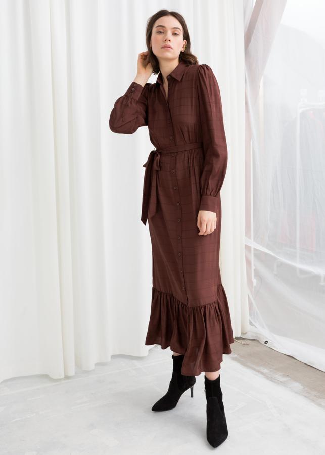 Este vestido midi en marrón chocolate de &Other Stories (89 euros) te lo podrás poner tanto para ir a una boda de día, como para ir a la oficina. Como siempre, todo depende de cómo combines los complementos... ¡y con este color tienes un millón de posibilidades!