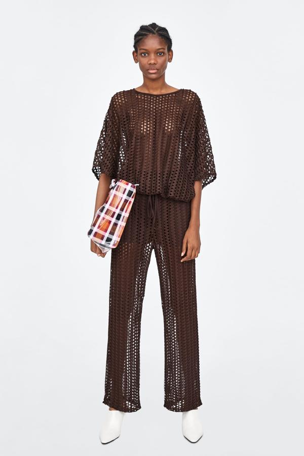 Zara nos propone una vuelta a los '70 con este dos piezas marrón chocolate. El top cuesta 17.95 euros, y los pantalones, 19.95 euros.
