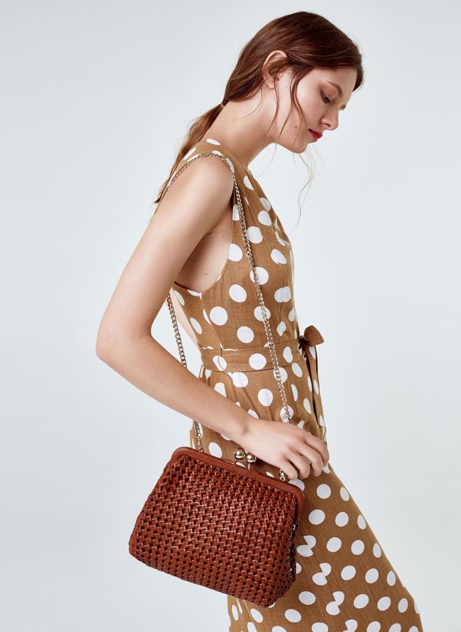 No te fijes en el vestido (que sabemos que es maravilloso), sino en el bolso retro con cierre de boquilla de Uterqüe. Precio: 89 euros.