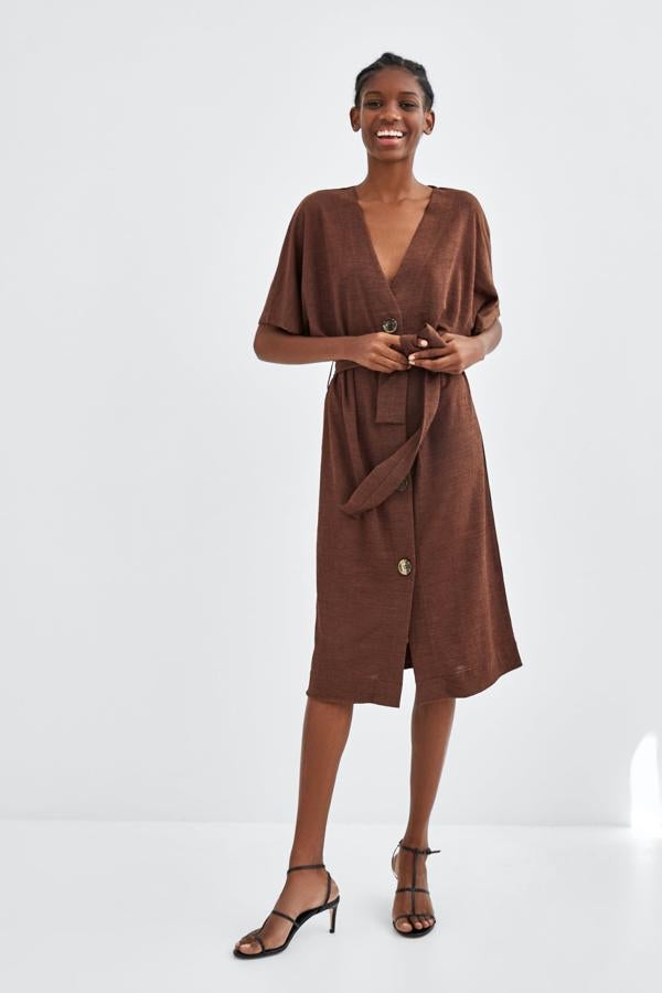 La moda de los vestidos con botones sobrevive al verano y nos trae en otoño diseños tan sencillos y favorecedores como este de Zara en marrón chocolate, que cuesta 22.95 euros.