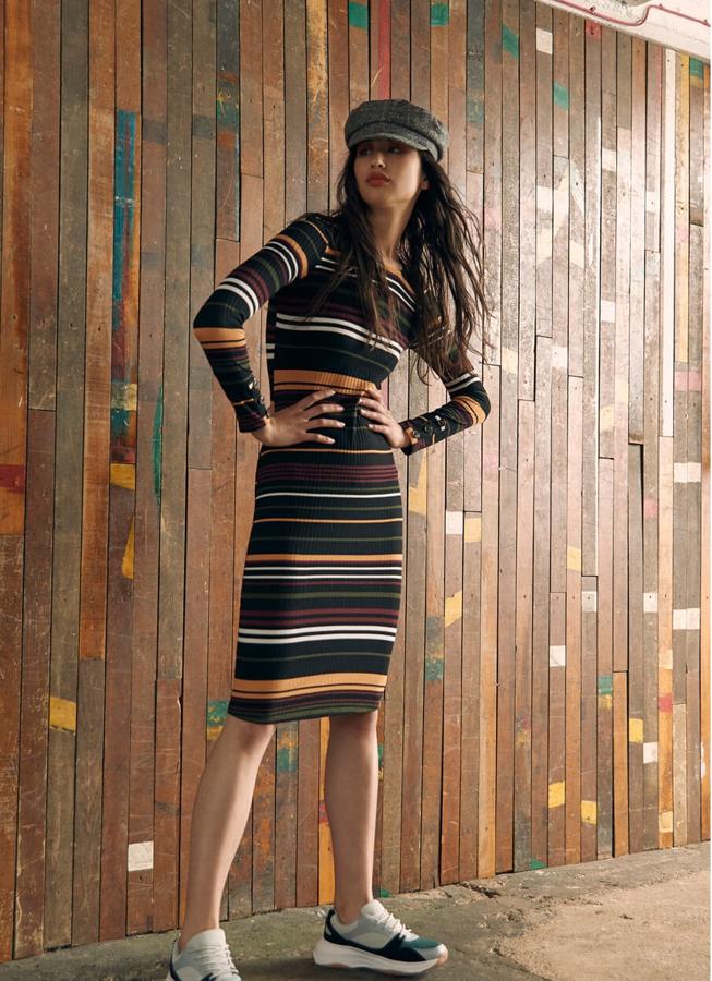 Rayas, rayas y más rayas. Mezcla vestidos entallados con deportivas gruesas para un estilo cosmopolita. Vestido 12 euros, zapatillas deportivas 16 euros.
