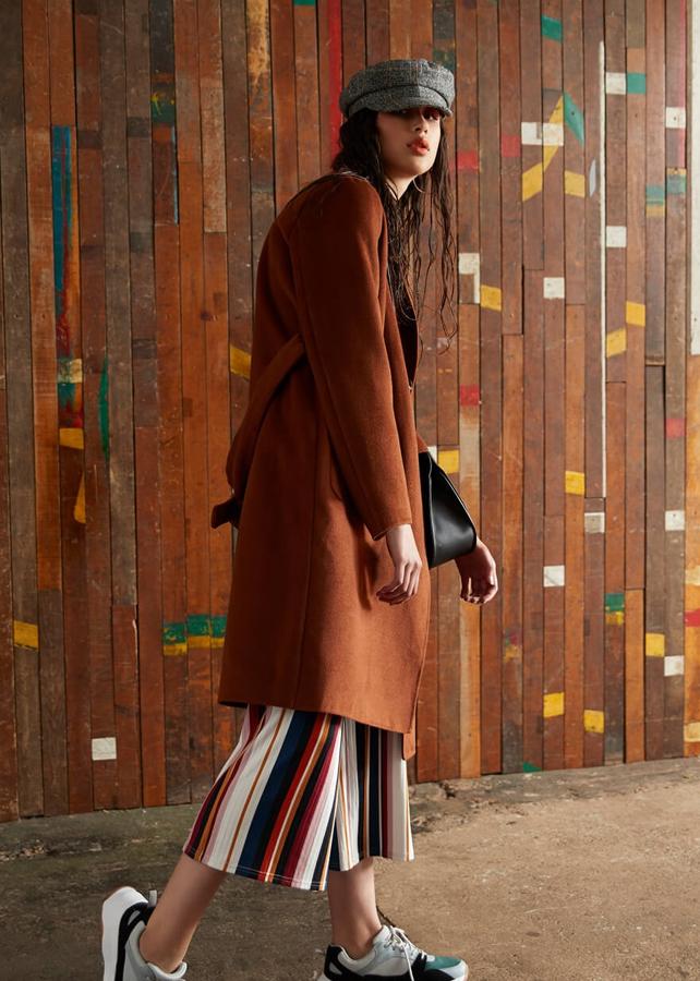 Apuesta por la pana, todo lo que sea chenilla y un abrigo peluche o una chaqueta de lujoso pelo sintético. Gorra 6 euros, abrigo 40 euros, zapatillas deportivas 14 euros.