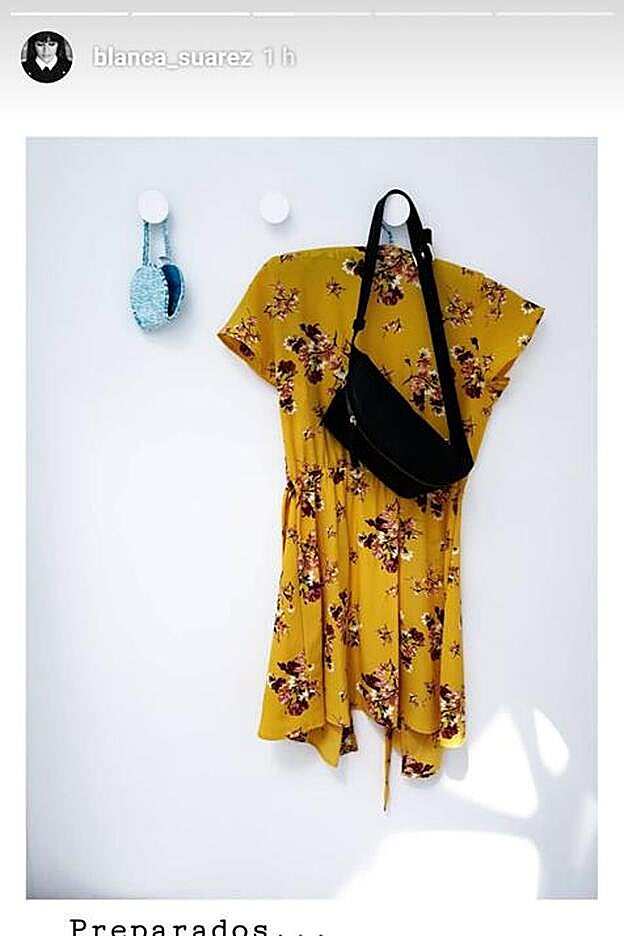 Un vestido con estampado floral que combinó con una bandolera en color negro.