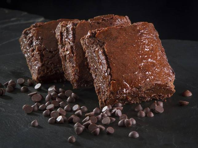 Ingredientes: Una barra de chocolate pacari de esmeraldas 60%, 1 taza de mantequilla, 5 huevos, ½ taza de azúcar, ¾ taza de harina y 3 barras picadas de chocolate.Paso a paso: 1. Precalentar el horno a 350 °C.2. Derretir al baño maría el chocolate pacari de esmeraldas 60% y la mantequilla.3. Batir los huevos con el azúcar e incorporar el chocolate con la mantequilla a la mezcla del azúcar y los huevos5. Agregar la harina y batir hasta que obtengamos una mezcla homogénea y cremosa. Agregar el chocolate picado y hornear por aproximadamente 45 minutos o hasta que la parte de arriba comience a cuartearse.