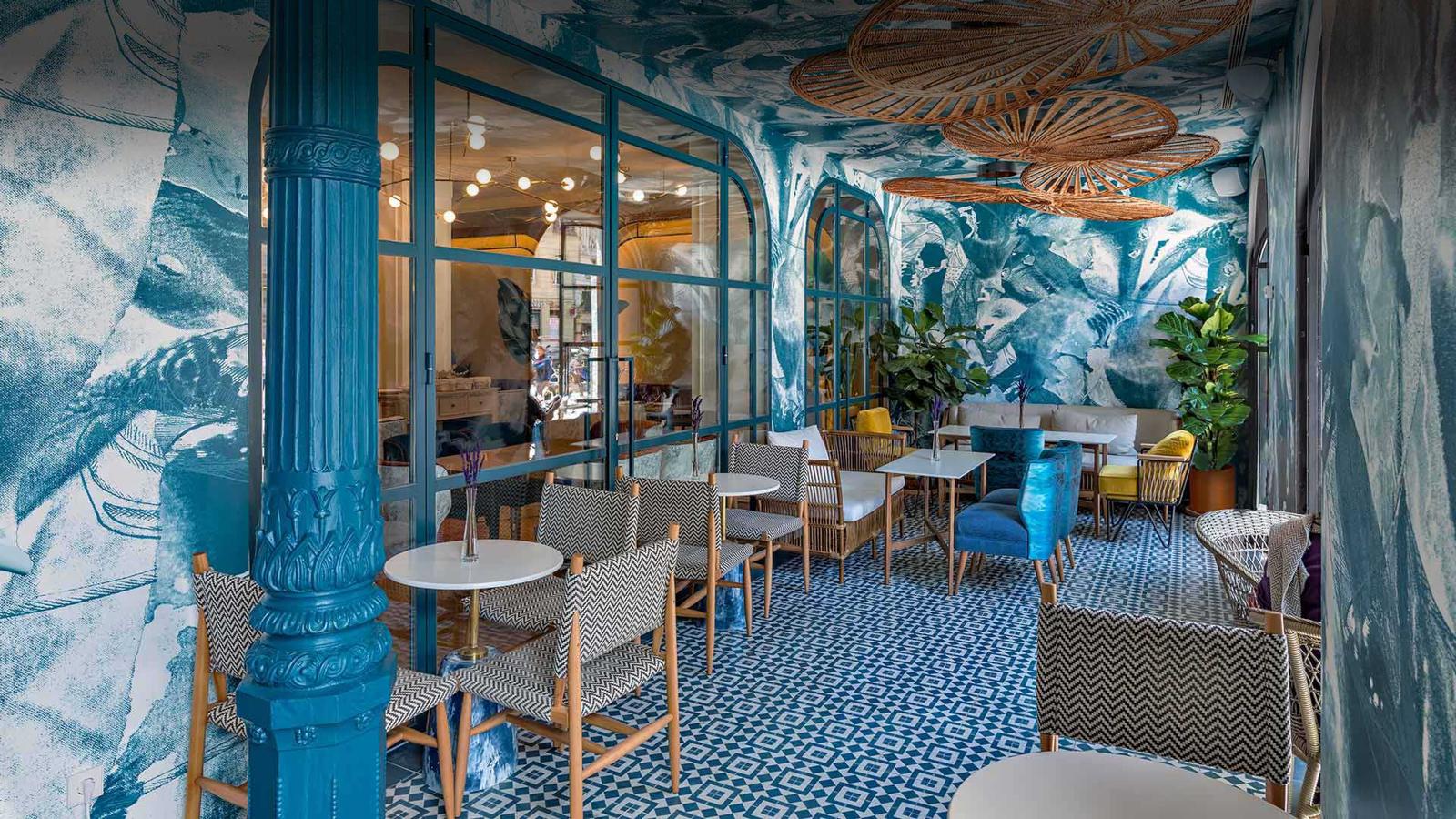 La última apertura del Grupo Larrumba, Caramba (en la calle Alcalá, 19), nos conquista con su carta, con sus cócteles, con su decoración pero, sobre todo, con el homenaje feminista que hace su historia. Y es que ¡Caramba! es la expresión que utililizaban muchos hombres al ver entrar a los cafés literarios a una mujer sola y vestida a su gusto, valiente, culta, decidida y liberal. Caramba es así un homenaje a todas aquellas mujeres de la generación del 27, que retaron las costumbres de la época y fueron precursoras de la mujer actual. Chapeau!