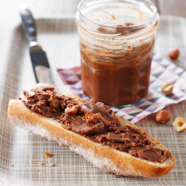 Ingredientes: 100gr de mantequilla, 80gr chocolate sin leche, 120gr chocolate con leche, 20 cl leche condensada, 60gr puré de avellanas o crema de cacahuete.Paso a paso:1. Poner la mantequilla en el robot de cocina equipado con el accesorio mezclador y mezclar a velocidad 3 a 70°C durante 3 min.2. Añadir las tabletas de chocolate y derretir a velocidad 3 a 45°C durante 5 min.3. Sustituir el mezclador por el accesorio amasar/ picar. Añadir la leche condensada y el puré de avellanas o crema de cacahuete y mezclar a velocidad 7 durante 30 segundos.4. Poner la mezcla en un tarro y mantener en la nevera hasta que esté preparada para usarse