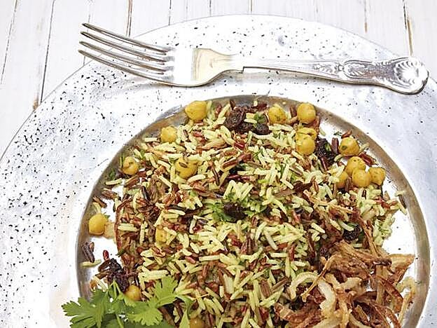 Este es el aspecto de nuestra ensalada de arroz salvaje con garbanzos.