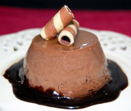 Ingredientes: 6 huevos, 600 ml de leche, 1/2 taza de azúcar, 200 g de chocolate de fundir. Para el caramelo: 4 cucharadas de azúcar y agua.Paso a paso:1. Para preparar el flan de chocolate casero deberás trocear el chocolate de fundir y colocarlo en un cazo junto con la leche y la mitad del azúcar. Caliéntalo a fuego lento y remueve de vez en cuando.2. Mientras se funde el chocolate, en un recipiente aparte introduce los huevos y el resto de azúcar y bátelo todo.3. Para el caramelo: coge otro cazo, introduce el azúcar y un poco de agua. Caliéntalo a fuego lento y sin dejar de remover hasta conseguir la textura y color ideales. Una vez conseguido, deberás introducirlo en un molde para flan.4. Cuando la mezcla de chocolate y leche empieze a hervir y todos los ingredientes estén bien fundidos e integrados, retírala del fuego y deja que se enfríe un poco. 5. Añádela al recipiente donde batiste los huevos y el azúcar y mézclalo todo bien. Luego, vierte la mezcla en los moldes y hornéalos durante 45 minutos.