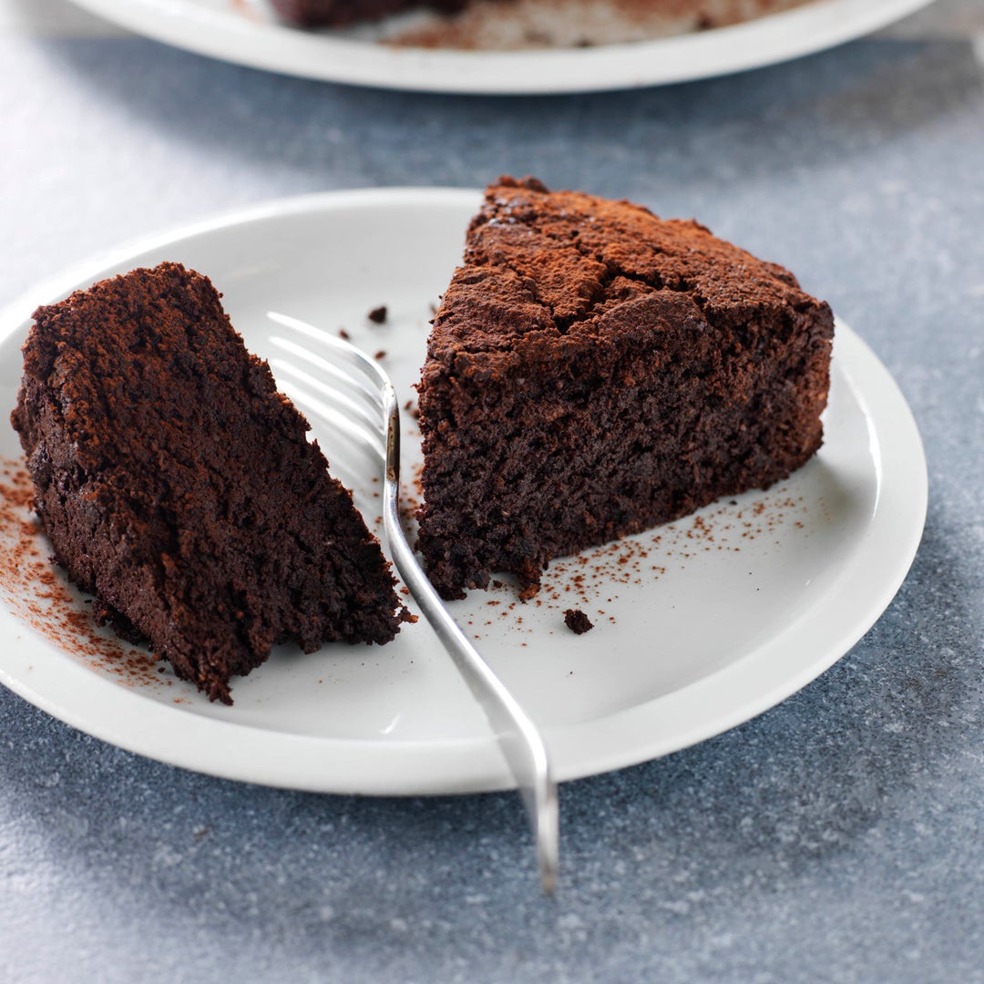 Ingredientes: 200gr chocolate negro, 100 gr mantequilla, 3 huevos, 120 gr azúcar moreno, 150 gr almendras molidas, 6 gr levadura quí­mica.Paso a paso:1. Precalentar el horno a 180°C (pos. termostato 6).2. Poner la mantequilla y el chocolate troceado en el robot de cocina equipado con el accesorio de amasar/picar. Conectar el robot de cocina a velocidad 3 a 45°C durante 10 min.3. Añadir los huevos, el azúcar, las almendras molidas y la levadura e iniciar el programa masa P3.4. Cubrir un molde de borde alto con papel para horno. Al final del programa verter la mezcla en el molde y hornear durante 20 - 30 min.5. Dejar enfriar antes de comer el fondant.