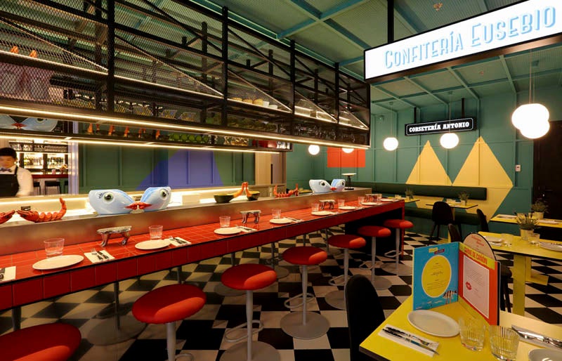 La Movida Madrileña está más viva que nunca en la Calle Atocha, 49, en 'Las chicas, los chicos y los maniquís', un lugar que hará las delicias de los nostálgicos a través de una decoración que rinde homenaje a una década prodigiosa y una carta en la que encontramos platos como sus 'Nacho Pop: guacamole con gambas, salsa criolla y totopos crujientes', las 'Patatas Massiel con espuma ligera de alioli', el 'Flan fatal: panna cotta con miel y nuez pecana' y las 'Trufas de luxe de café y Baileys'.