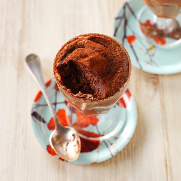 Ingredientes: 250gr de chocolate negro, 50gr mantequilla, 6 claras de huevo, una pizca de sal, 30gr azúcar, 3 yemas de huevo.Paso a paso:1. Poner el chocolate y la mantequilla cortada en taquitos en el robot de cocina equipado con el accesorio para amasar/picar. Cocinar a 45°C a velocidad 3 durante 10 min.2. Después de 5 min., raspar los bordes del cuenco y reiniciar el robot pulsando Inicio. Conservar en un cuenco separado y lavar y secar el bol del robot de cocina.3. Poner las claras de huevo en el robot equipado con la batidora y añadir sal. Iniciar a velocidad 7 durante 8 min. sin el tapón. Después de 4 min., añadir el azúcar.4. Introducir las yemas de huevo batidas al chocolate y mezclar. A continuación, incorporar con cuidado las claras de huevo a esta mezcla.5. Cubrir con pelí­cula transparente y enfriar durante 2h como mí­nimo