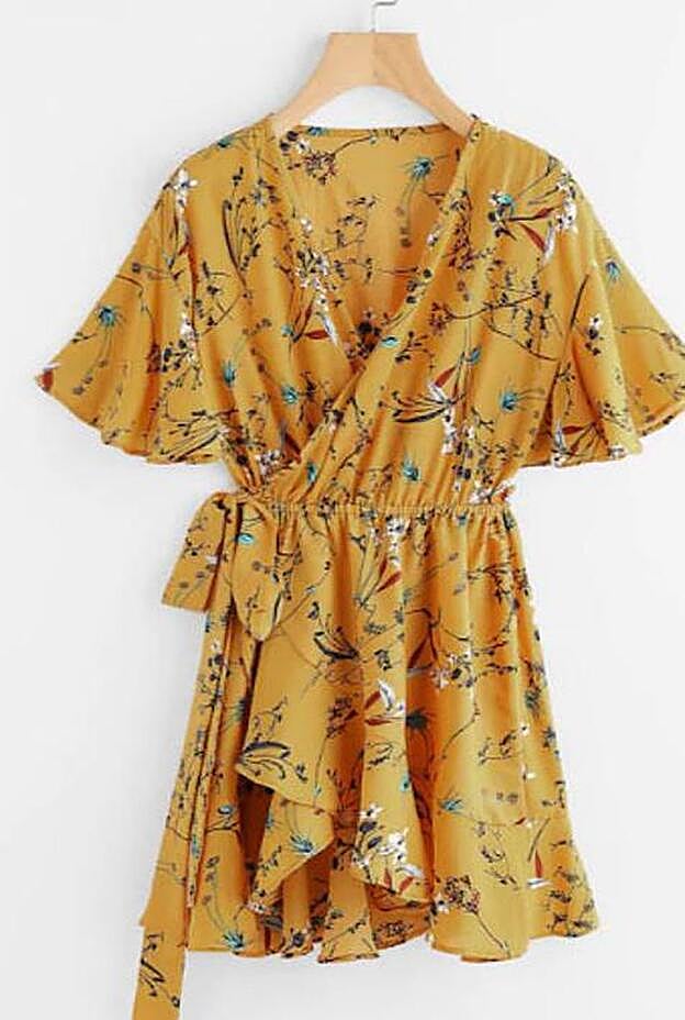 Vestido cruzado con estampado floral y cordón, 16 euros.