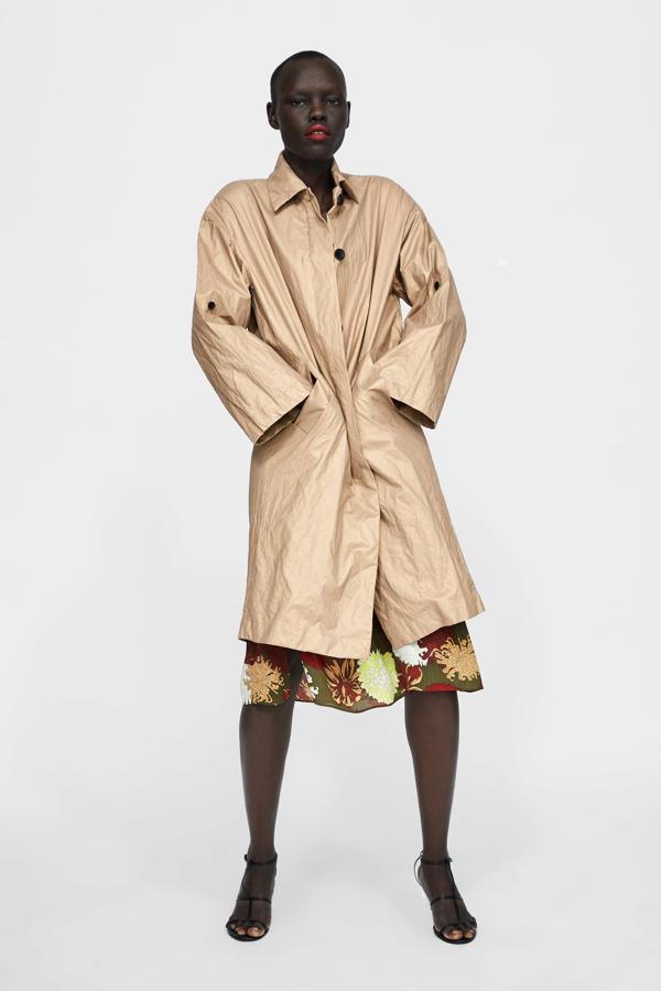 Gabardina de Zara con efecto arrugado (59,95 euros).
