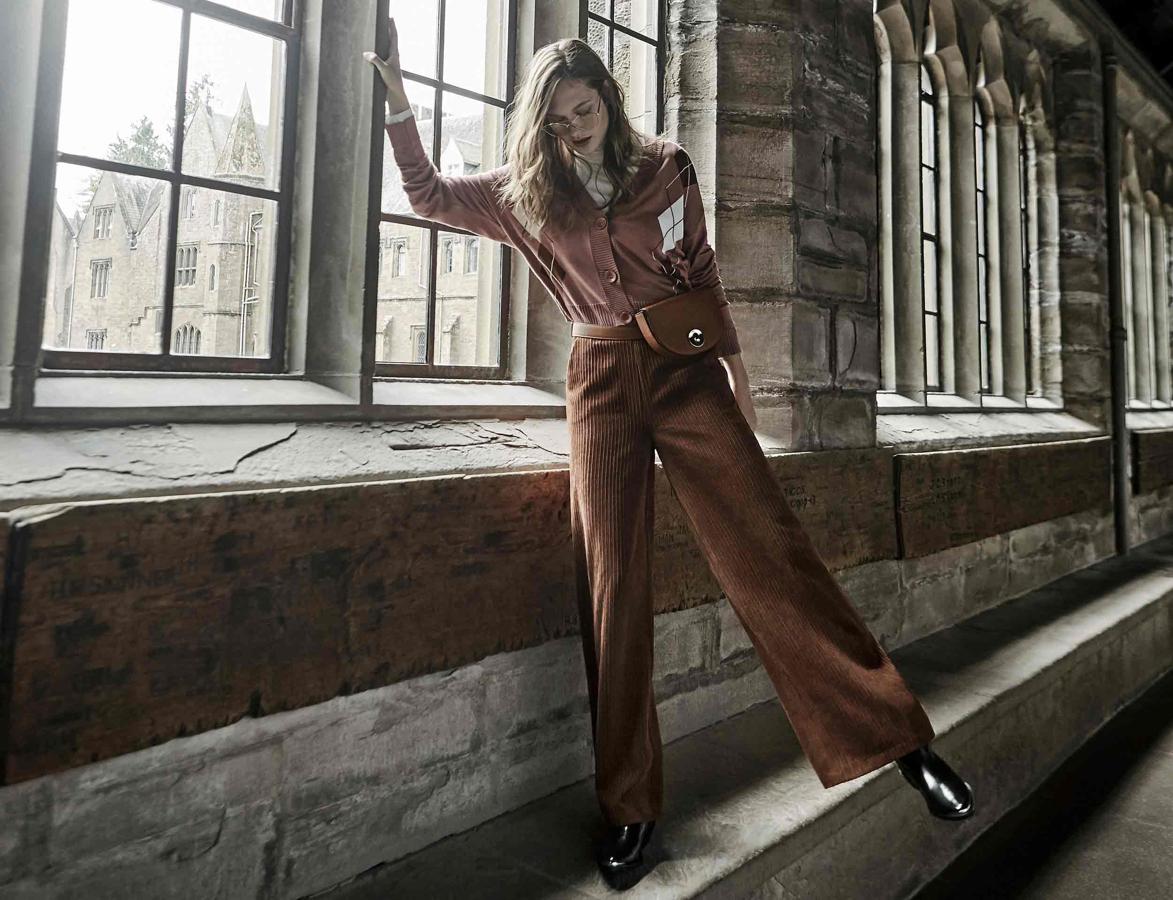 La pana se combina así de bien con chaquetas de punto. Los años 70 vuelven de nuevo y se nota en looks como este.