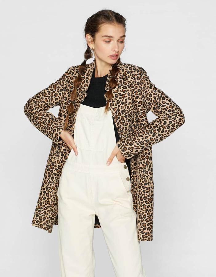 Abrigo cruzado con estampado de leopardo, 39,99 euros.