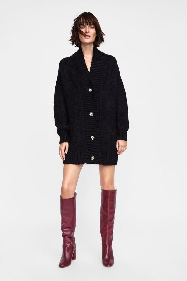 Otro mix que nos encanta: por el contraste de texturas y porque logra sacarle el máximo provecho a las botas.