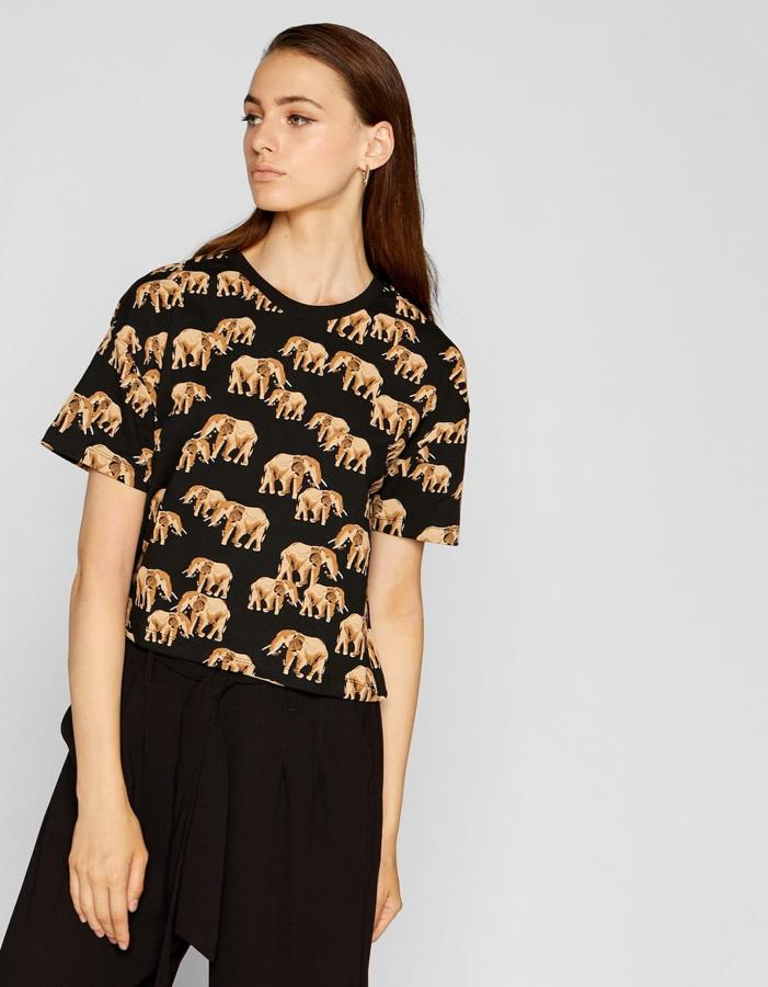 Camiseta con estampado de elefantes en color marrón sobre fondo negro, 5,99 euros.