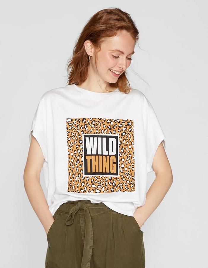 Camiseta estampada con mensaje y estampado 'animal print', 9,99 euros.