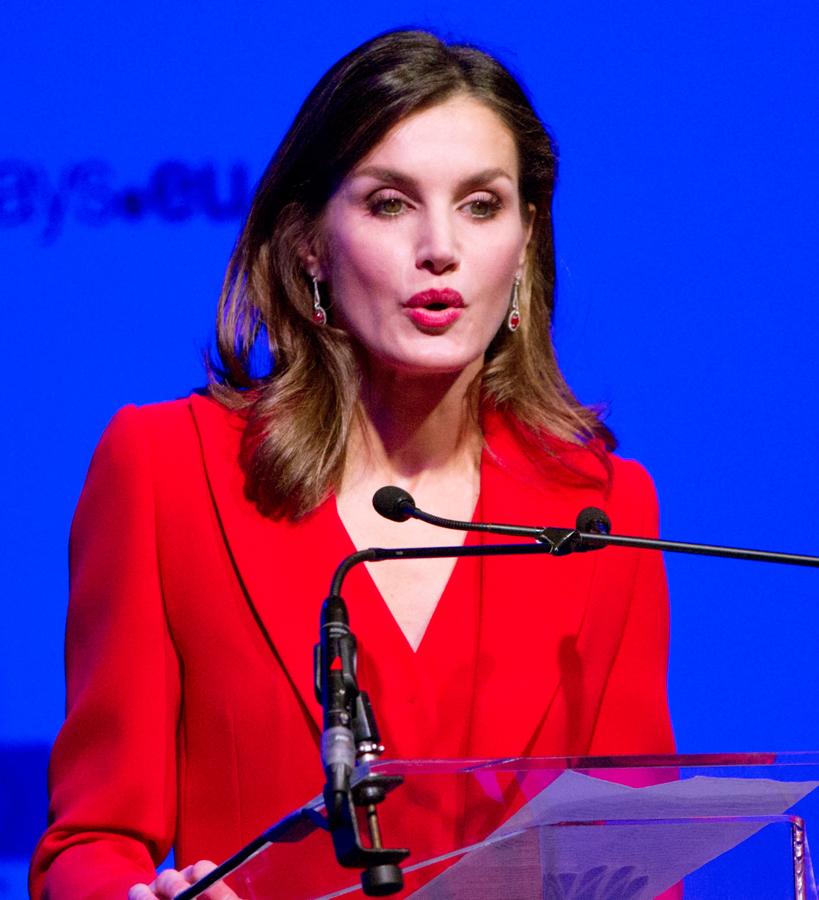 En esta ocasión la Reina combina el tono de su ropa con el de sus pendientes y labios, maquillados con un labial mate; un acabado al que no estamos acostumbrados. Este color, unido a las ondas abiertas de su melena, formaban una pareja muy sugerente.