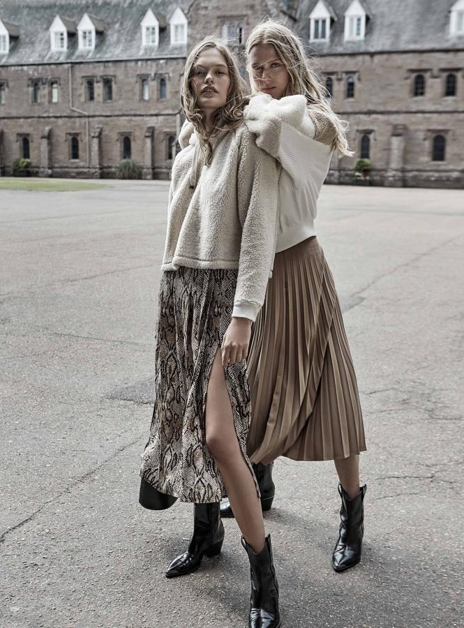 Las faldas plisadas se siguen llevando y la propuesta de Stradivarius las combina con borrego.