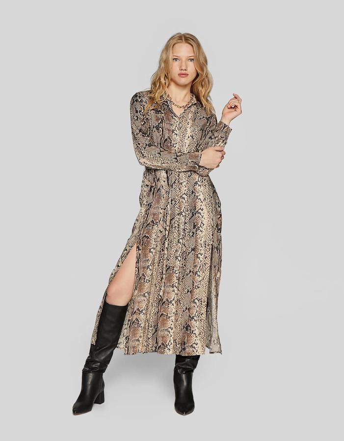 Vestido largo con estampado de serpiente y detalle de cinturón, 29,99 euros.