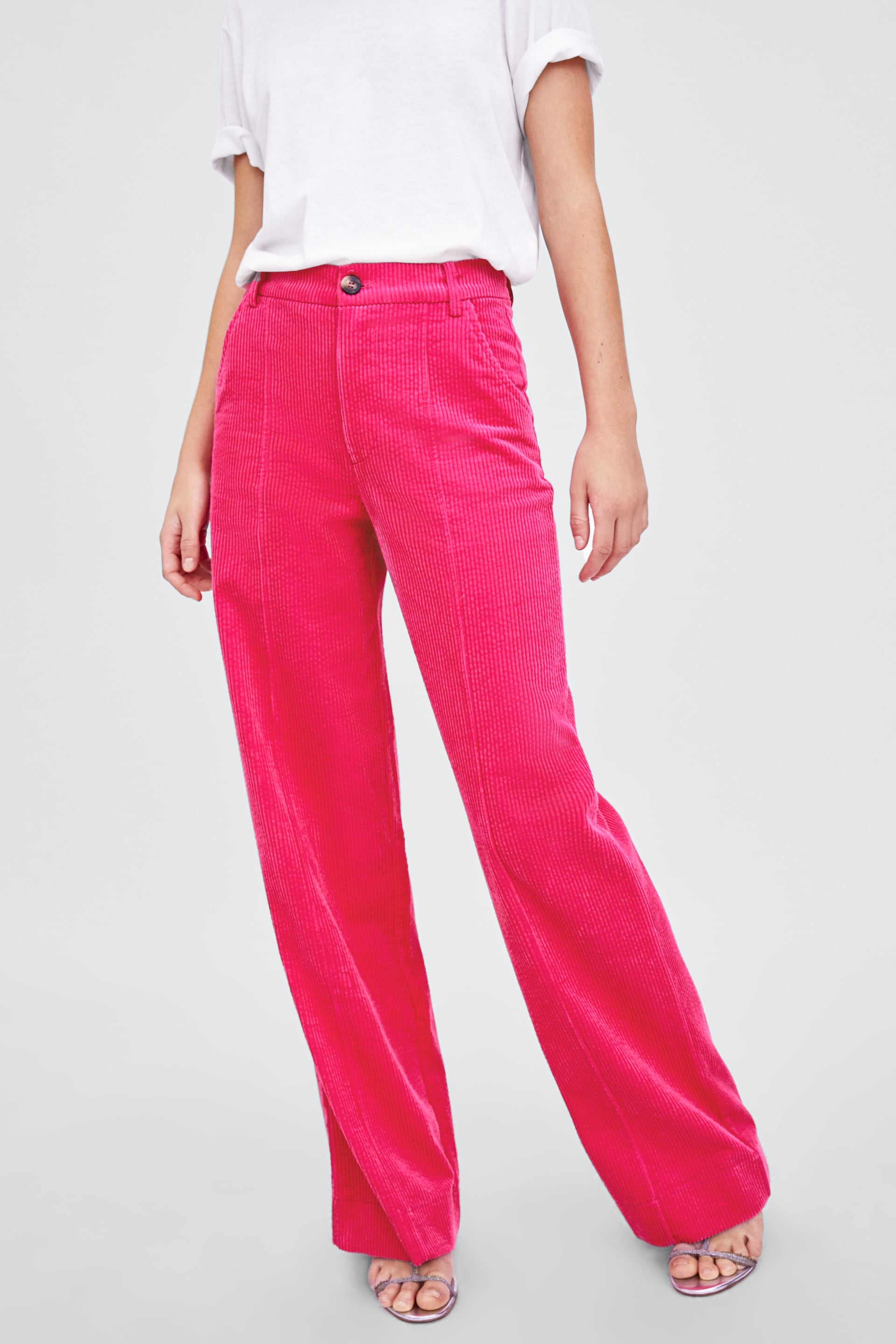 Pantalón fucsia de talle alto y anchos de Zara: 29,95 euros.