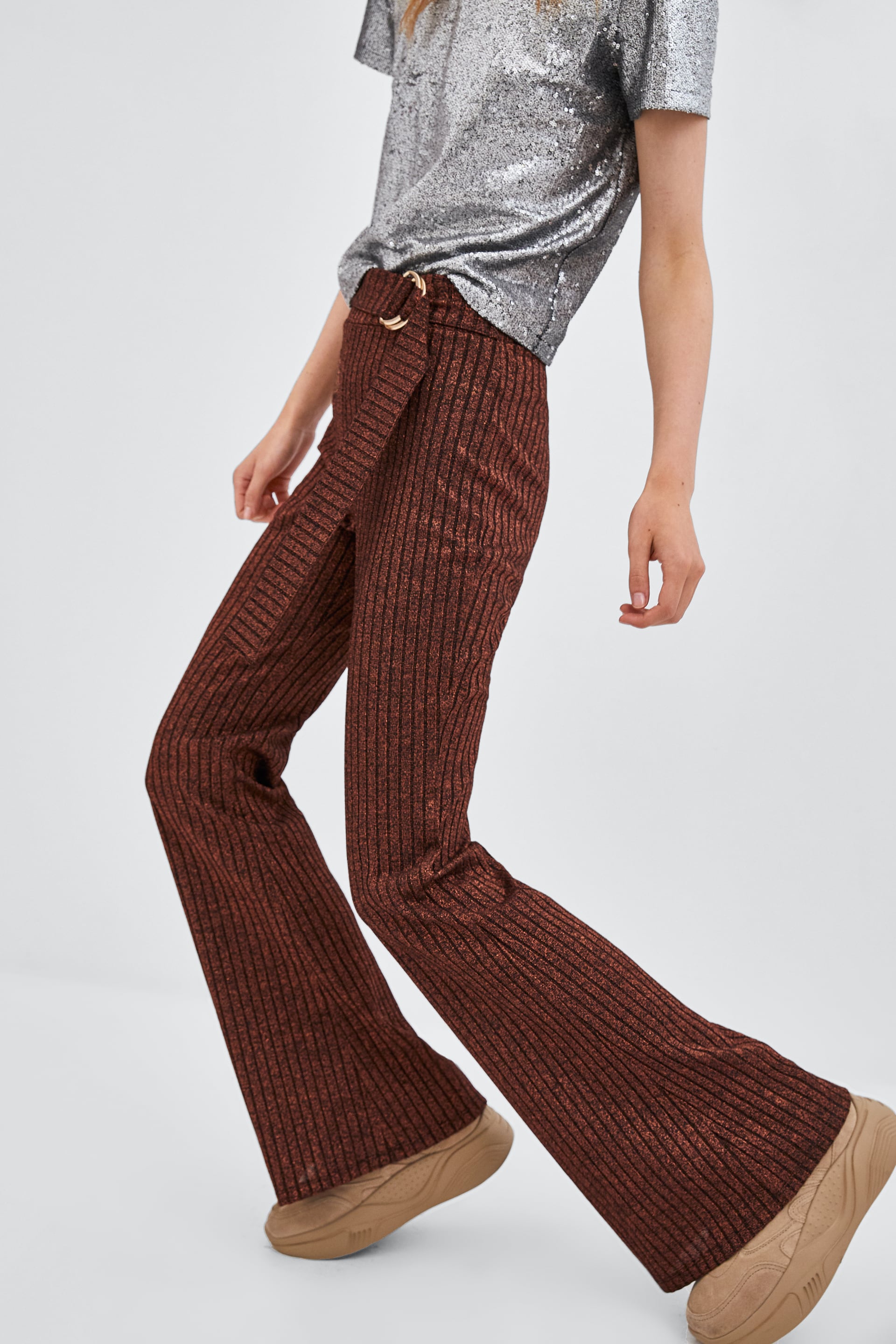 Pantalón con brillo y hebilla de Zara: 22,95 euros.