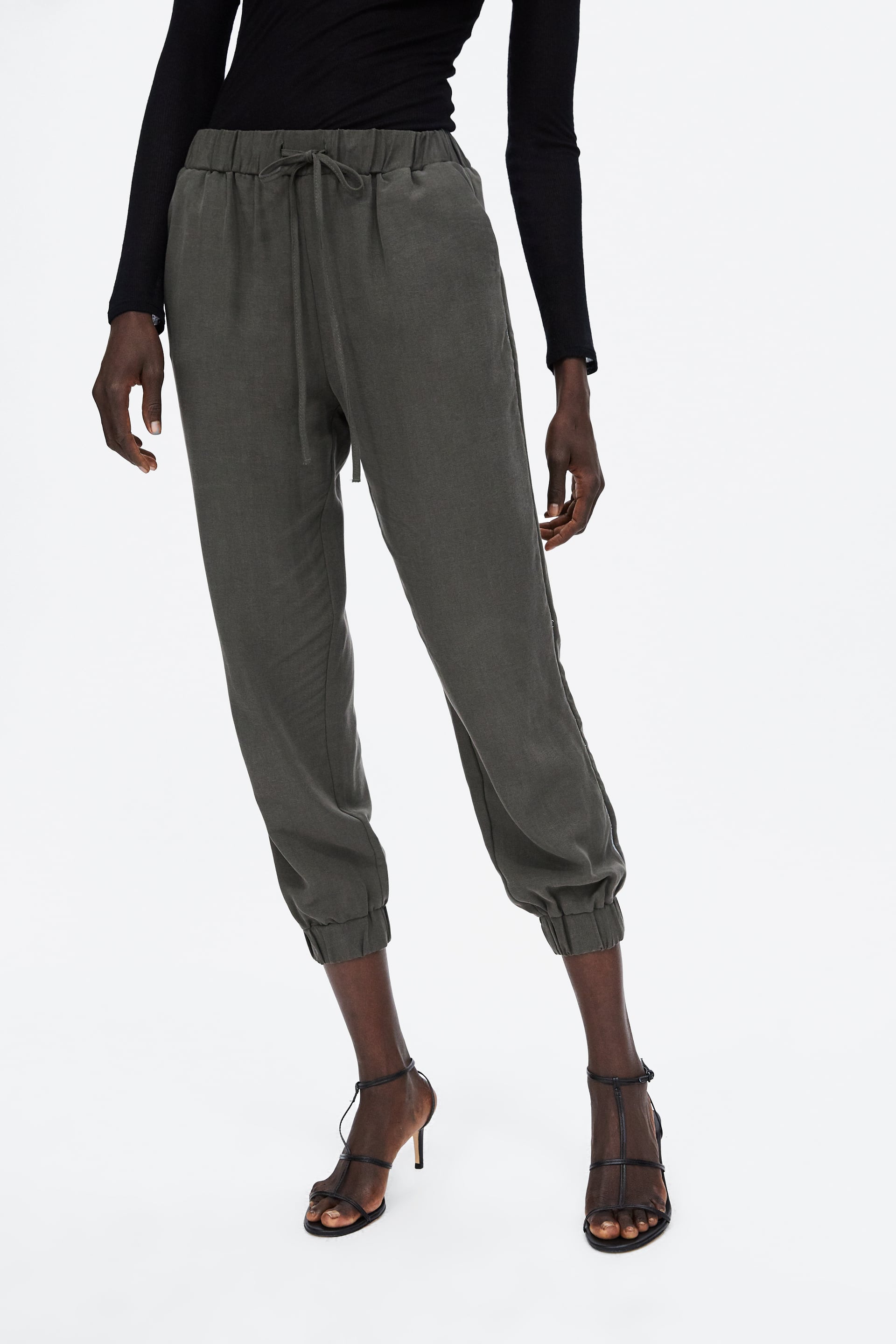 Pantalón jogger con banda lateral y puño bajo de Zara: 25,95 euros.